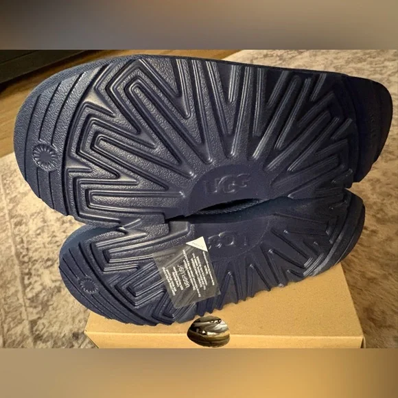 Brand-new UGG Kids Neumel II navy size 13 new, in box - Picture 5 of 6